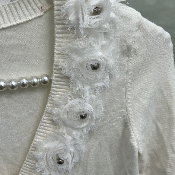 Rampage size small cropped, v-neck off-white cardigan. - Picture 3 of 4